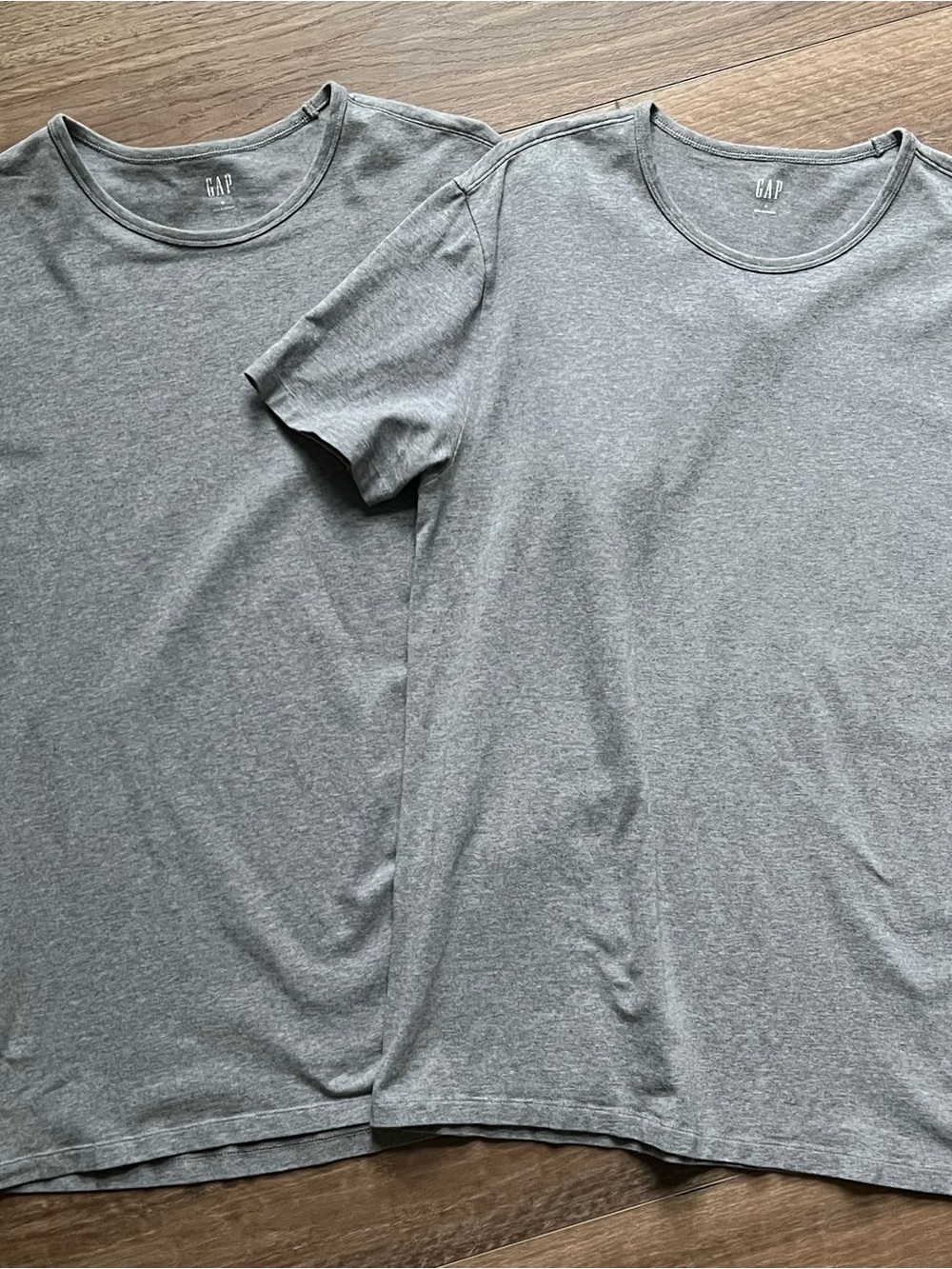 GAP Men’s Short Sleeve Crew T-Shirt in Gray